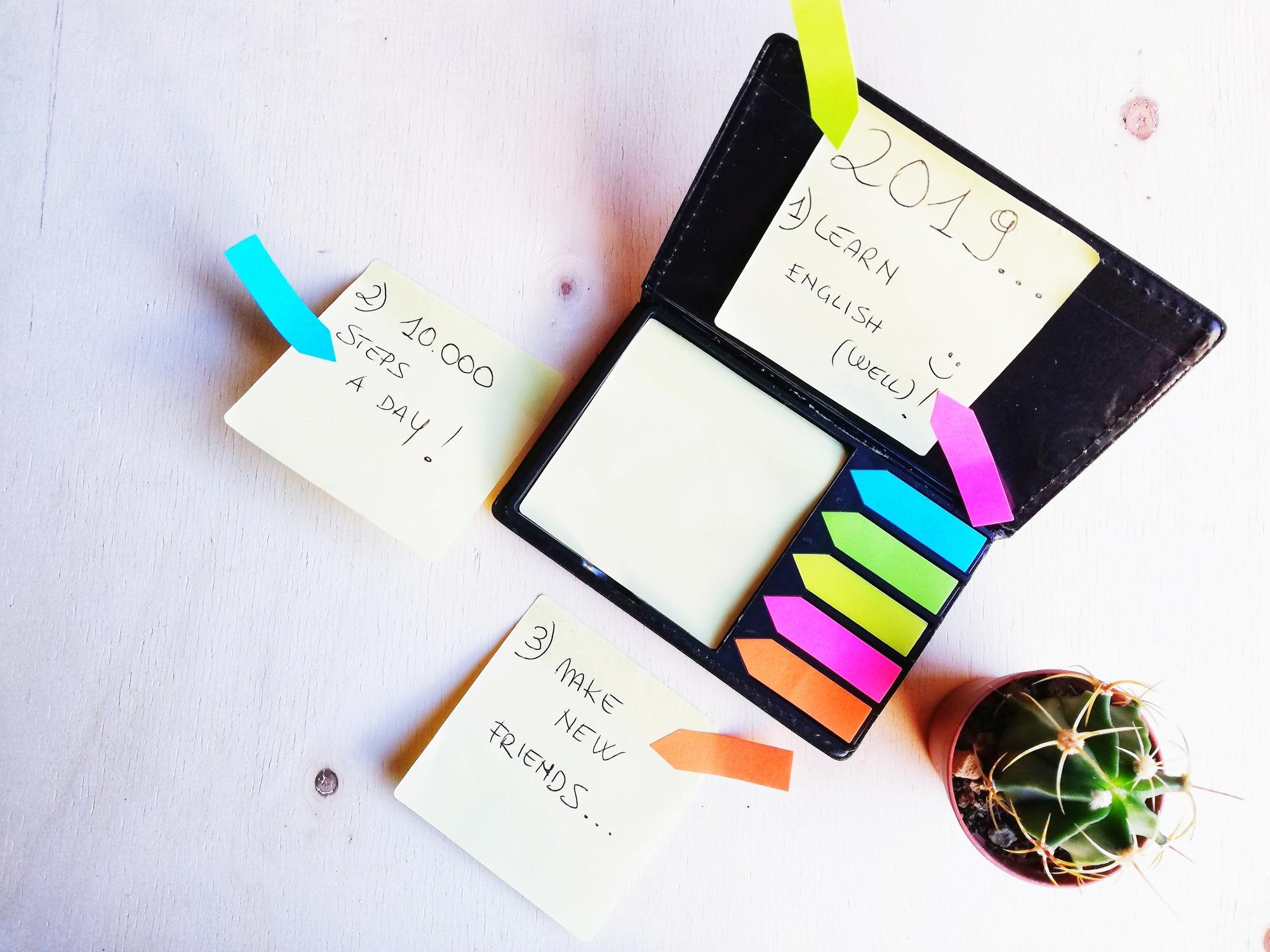 Bezpośrednio powyżej zdjęcie notatek z przesłaniem rośliny domowej na stole