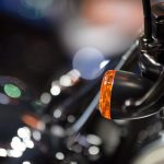 Zbliżenie oświetlonego sprzętu oświetleniowego zawieszonego w nocy