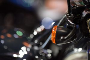 Zbliżenie oświetlonego sprzętu oświetleniowego zawieszonego w nocy