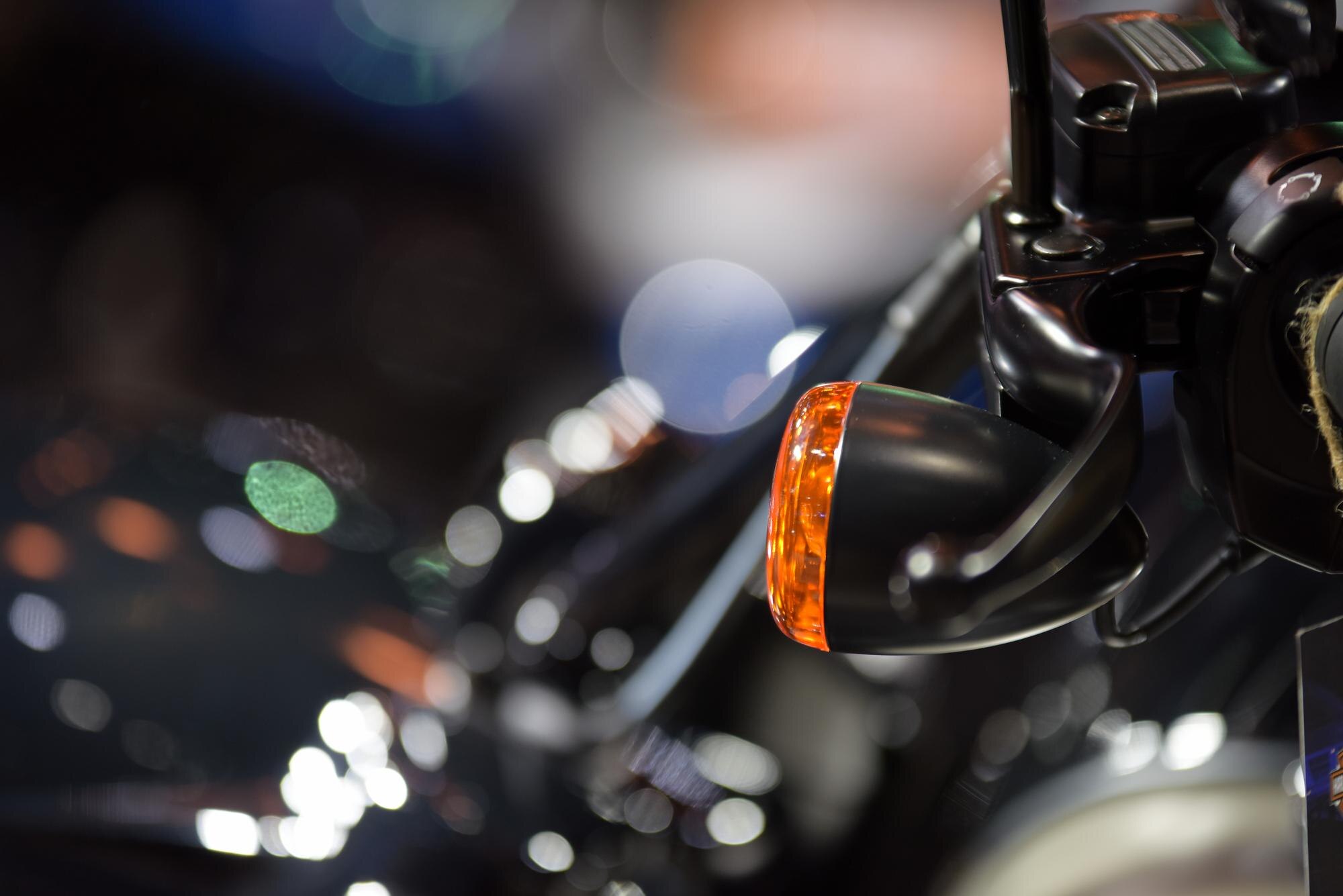 Zbliżenie oświetlonego sprzętu oświetleniowego zawieszonego w nocy