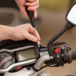 Zbliżenie mężczyzny trzymającego motocykl