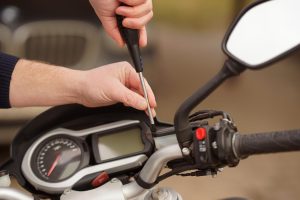 Zbliżenie mężczyzny trzymającego motocykl