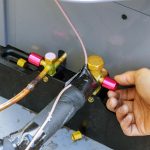 Widok z wysokiego kąta człowieka trzymającego samochód w ręku