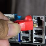 Przycięta ręka osoby podłączającej kabel USB do maszyny