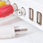 Zbliżenie kolorowych kabli na białym tle