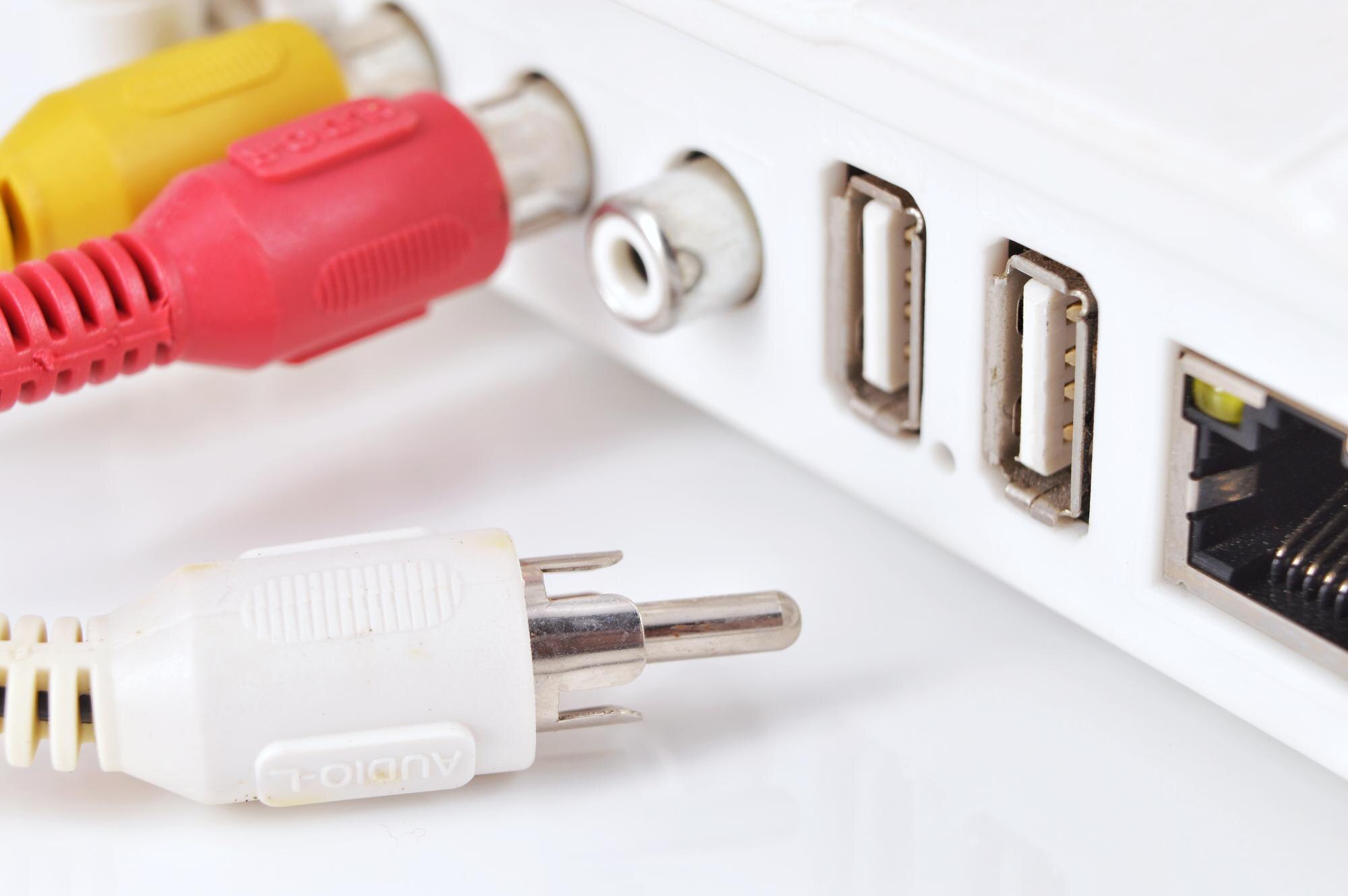 Zbliżenie kolorowych kabli na białym tle