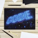 Kreatywny kod słowny znak na nowoczesnym cyfrowym tablecie wyświetla międzynarodową koncepcję rozwoju oprogramowania Widok z góry Renderowanie 3D