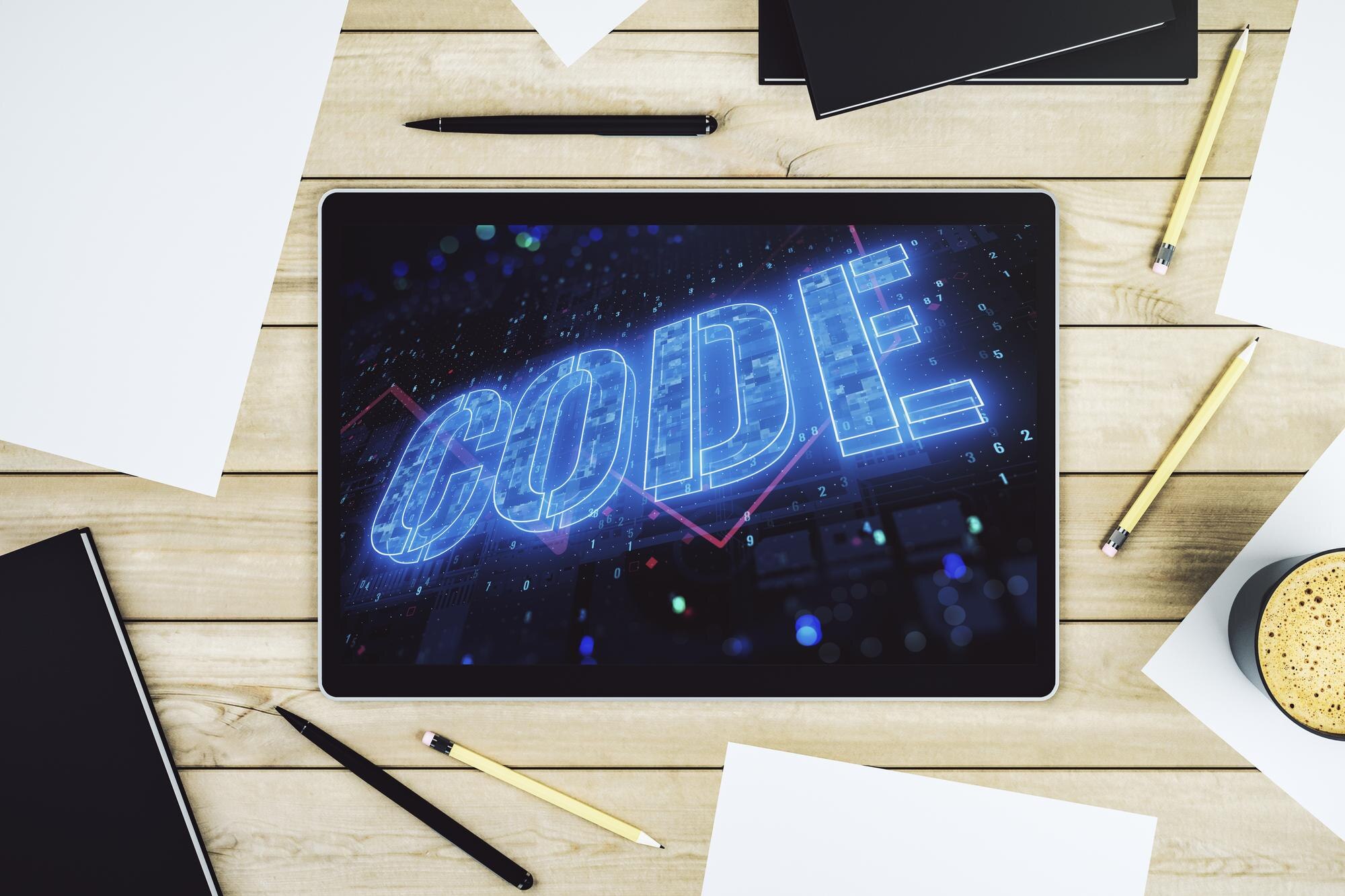 Kreatywny kod słowny znak na nowoczesnym cyfrowym tablecie wyświetla międzynarodową koncepcję rozwoju oprogramowania Widok z góry Renderowanie 3D