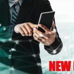 Środkowa część mężczyzny używającego telefonu komórkowego