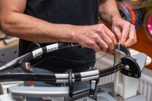 Jak podłączyć silnik bezszczotkowy?