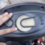 Przycięty obraz mężczyzny trzymającego kamerę