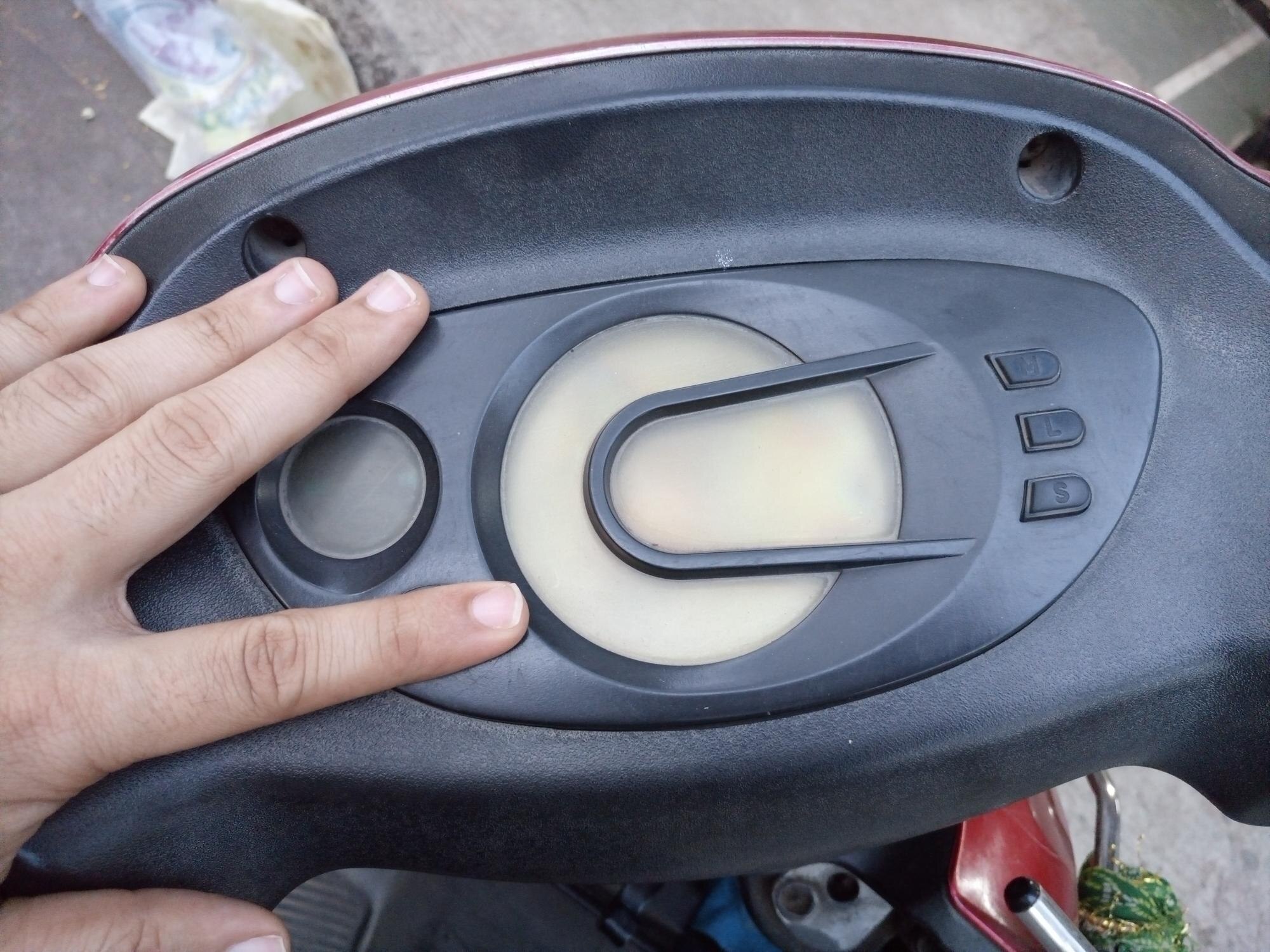 Przycięty obraz mężczyzny trzymającego kamerę