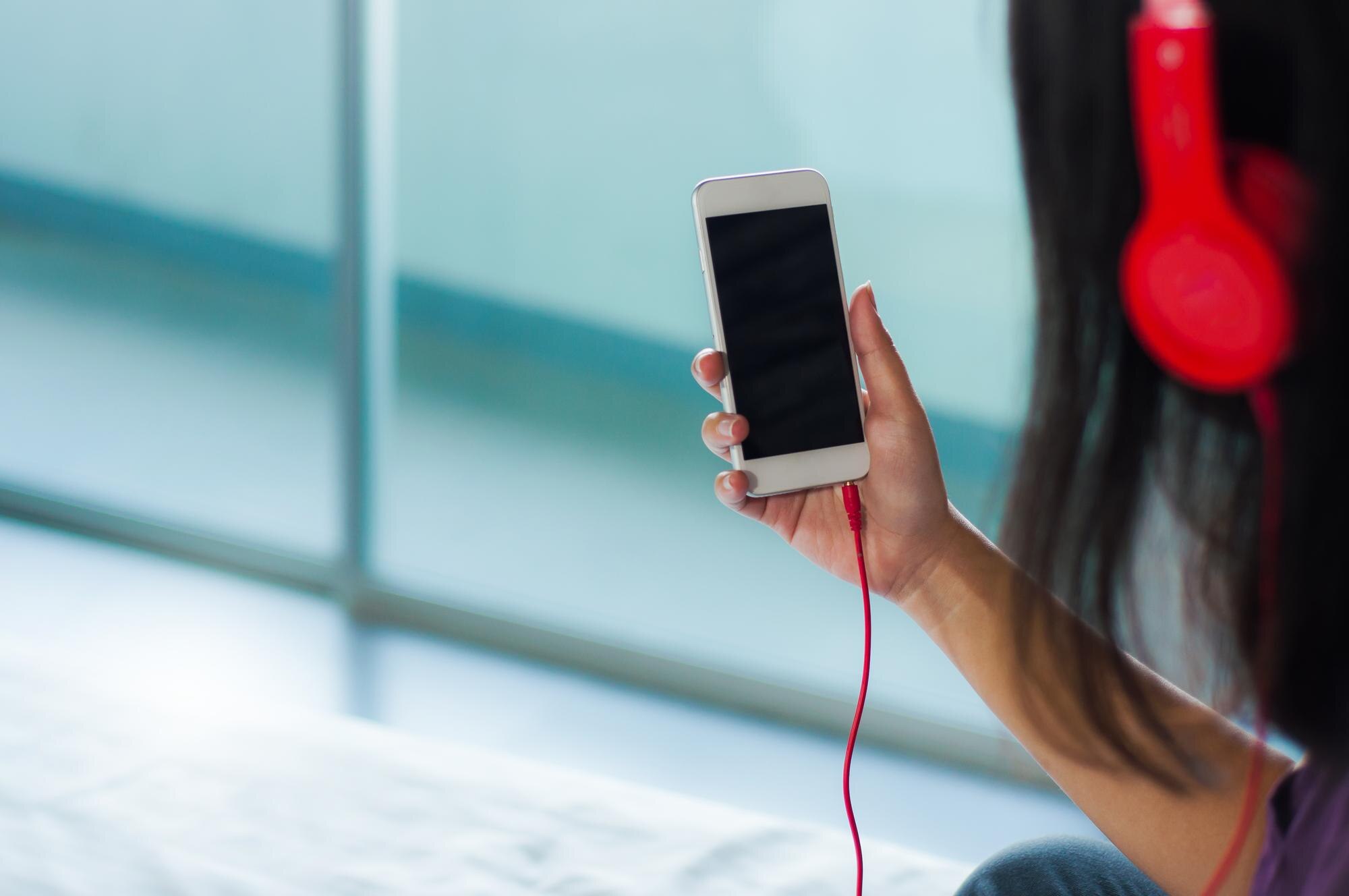 Zbliżenie ręki za pomocą telefonu komórkowego