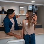 Ludzie nagrywają swoją wycieczkę po domu