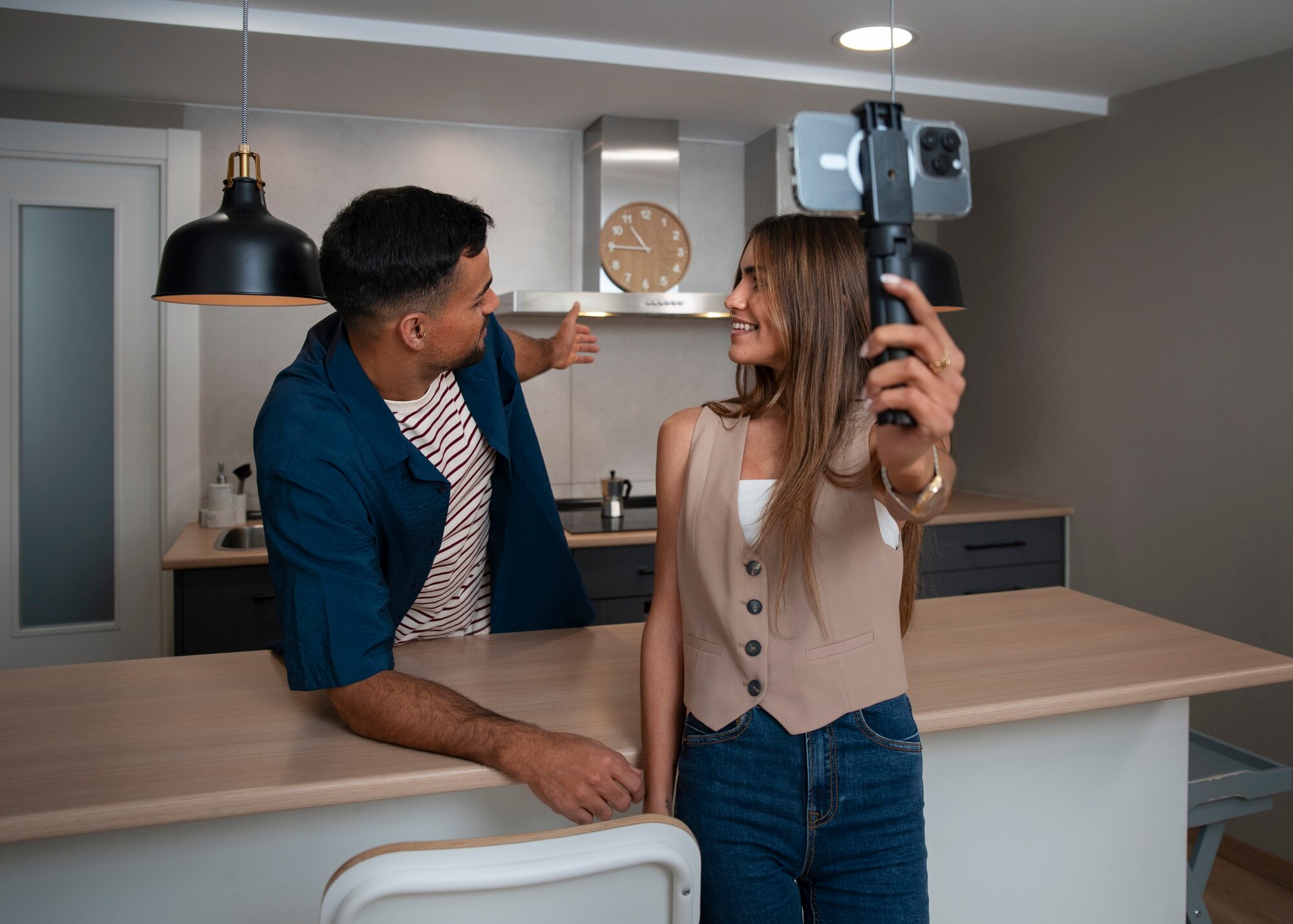 Ludzie nagrywają swoją wycieczkę po domu