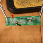 Elektroniczna płytka drukowana w pomocnej dłoni.