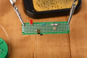 Elektroniczna płytka drukowana w pomocnej dłoni.