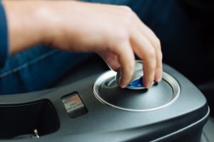 Jestem w drodze. Zgrabna, delikatna dłoń sterująca skrzynią biegów nowoczesnego auta