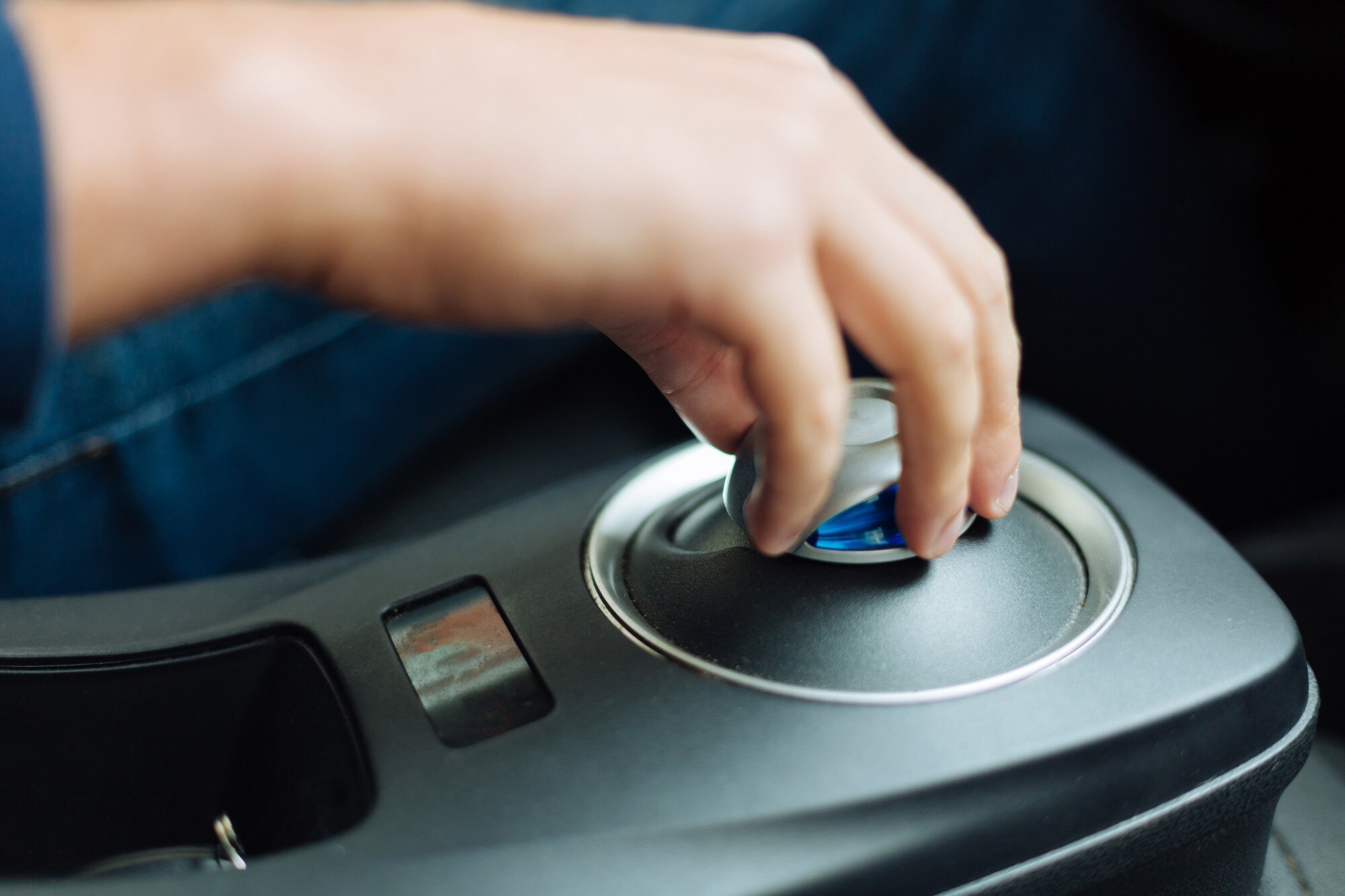 Jestem w drodze. Zgrabna, delikatna dłoń sterująca skrzynią biegów nowoczesnego auta