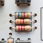 Wysoki kąt widoku świec na stole