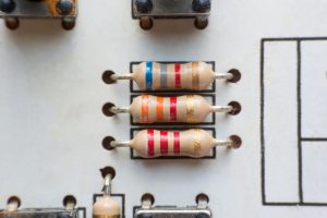 Wysoki kąt widoku świec na stole