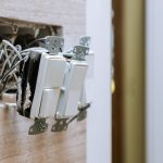 Zbliżenie lampy elektrycznej na stole w domu