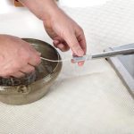 Środkowa część mężczyzny przygotowującego jedzenie na stole