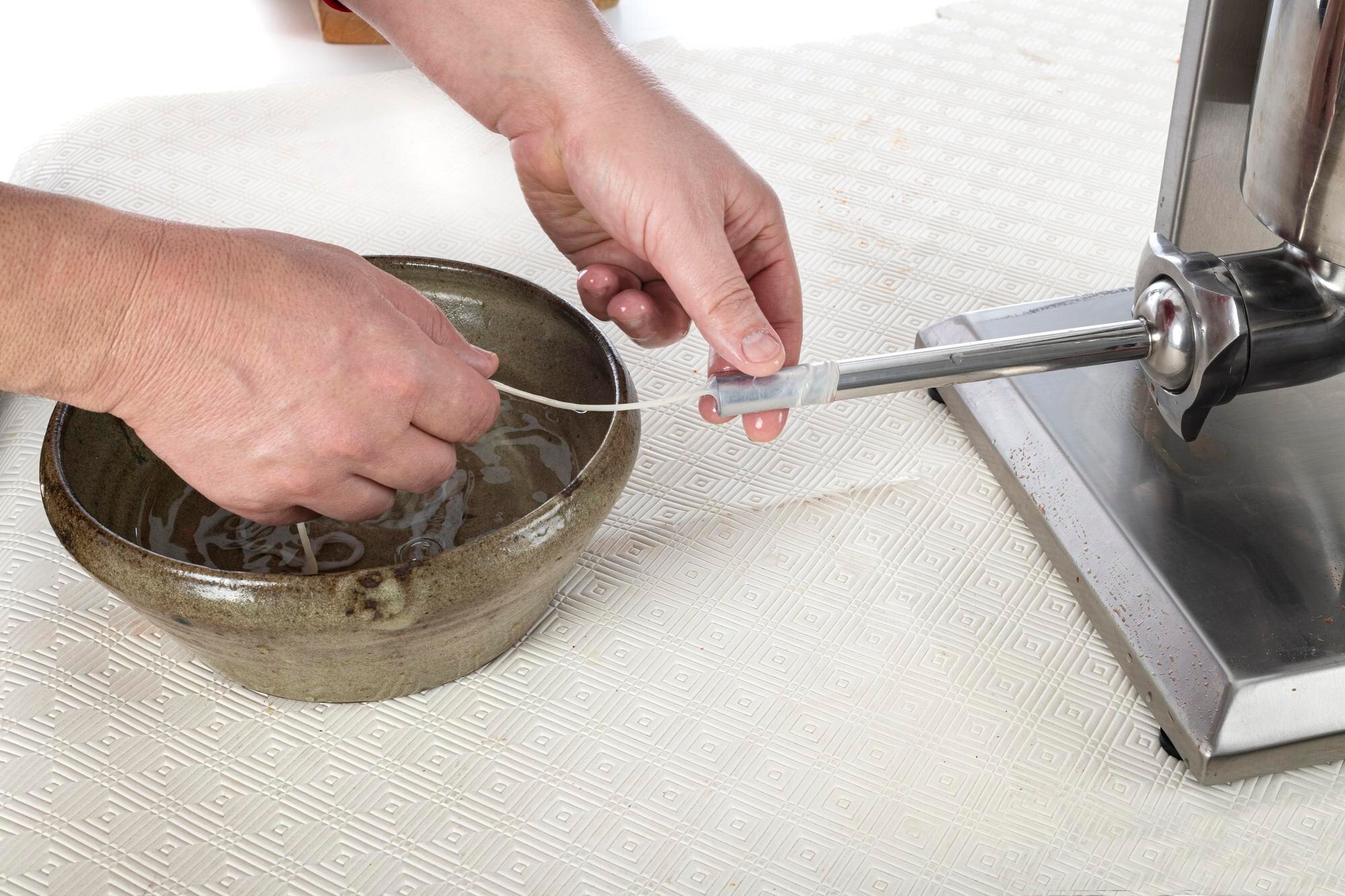 Środkowa część mężczyzny przygotowującego jedzenie na stole