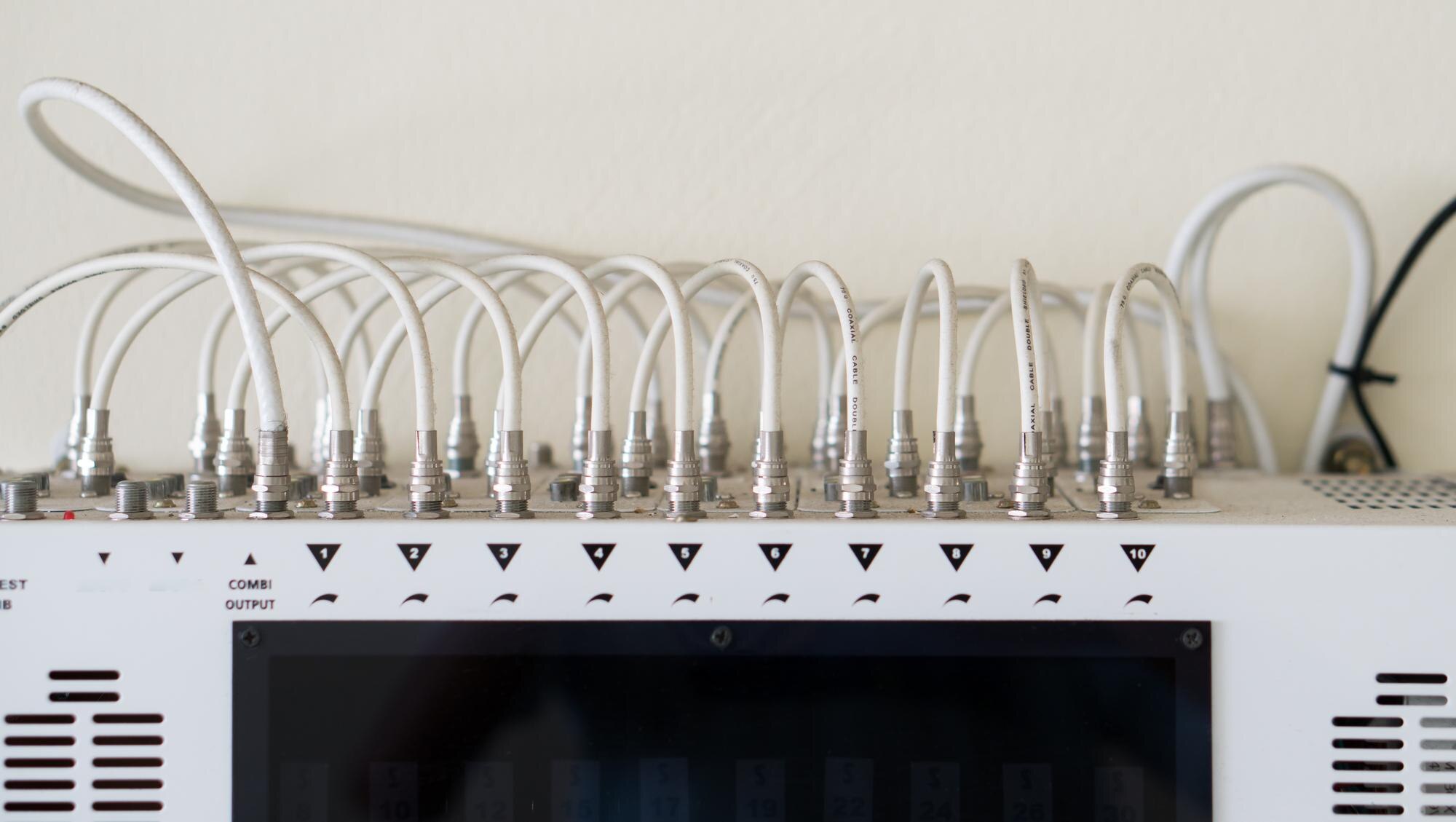 Zbliżenie odbiornika telewizyjnego