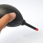 ręczny oczyszczacz pyłu gumowy pompa powietrzna do aparatu fotograficznego i obiektywów izolowanych na białym tle