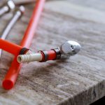 Wysoki kąt widoku rur na stole