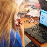 Wysoki anioł widok kobiety trzymającej obwód podczas korzystania z laptopa przy biurku