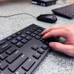 klawiatura komputerowa z podświetleniem na nowoczesnym biurku