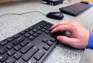 klawiatura komputerowa z podświetleniem na nowoczesnym biurku