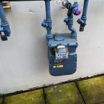 Portland Oregon USA 12282023 Zewnętrzny licznik gazu jest przymocowany do ściany domu