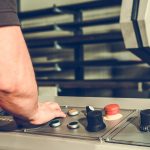 Profesjonalny operator maszyn metalowych