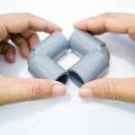 Plastikowa rura wyizolowana na białym tle