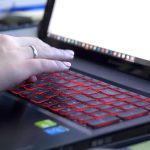 Zbliżenie kobiety pracującej na laptopie w miejscu pracy zbliżenie rąk kobiety używającej laptopa do pracy