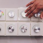 sterowanie przełącznikiem w pokoju hotelowym naciśnięcie palcem przełącznika światła