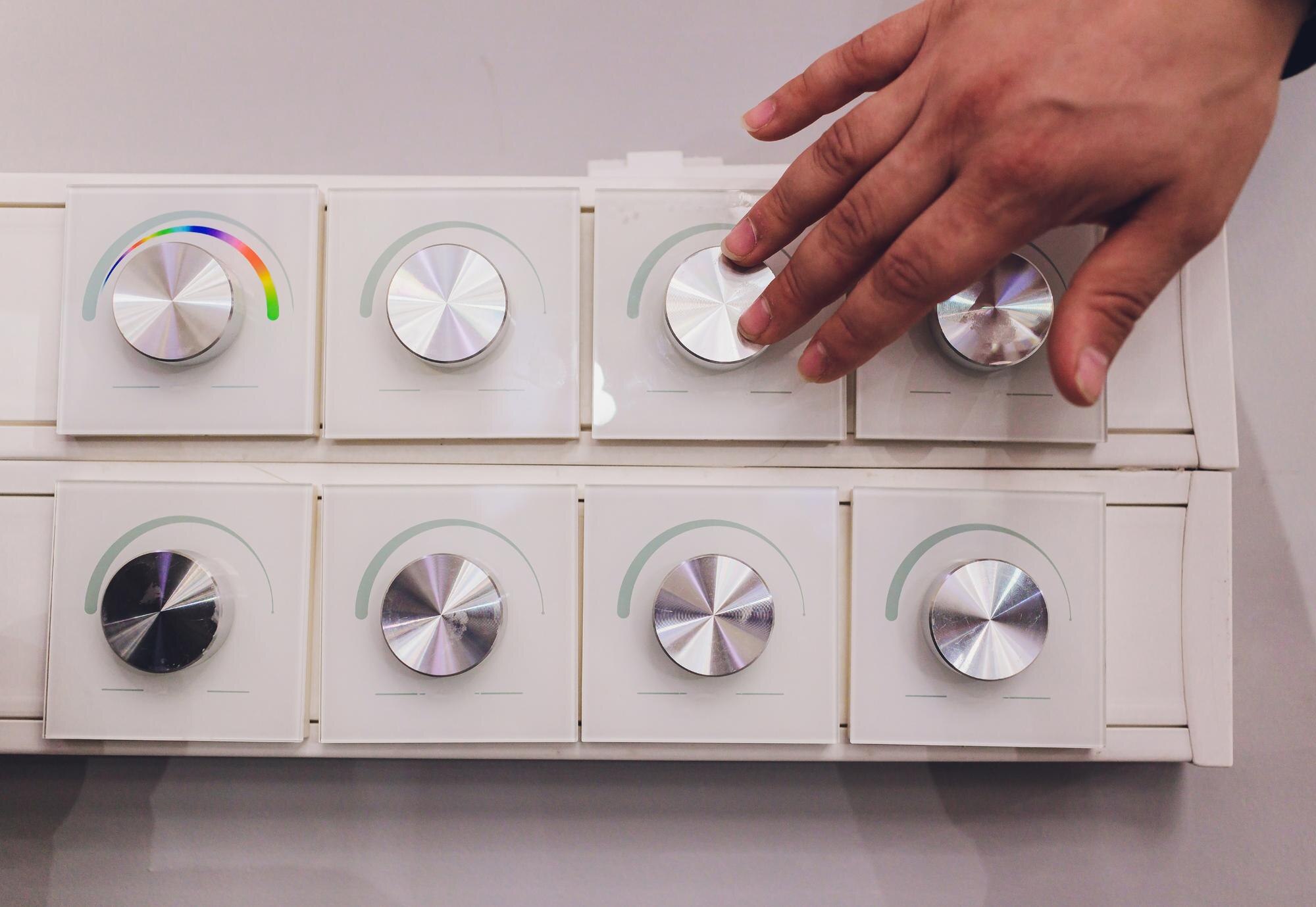 sterowanie przełącznikiem w pokoju hotelowym naciśnięcie palcem przełącznika światła