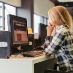 Dziewczyna przy użyciu komputera w szkole