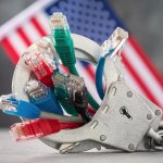 Zamknięte kajdanki na przewodach sieciowych i flaga USA na koncepcji abstrakcyjnego tła