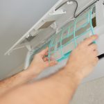 Brudny filtr klimatyzatora wymaga czyszczenia, naprawy serwisowej klimatyzatora i czyszczenia sprzętu