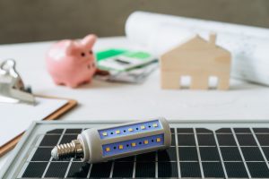 Panel energii słonecznej i żarówka zielona energia