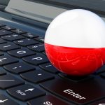 Polska flaga na klawiaturze laptopa Online edukacja biznesowa zakupy w Polsce koncepcja rendering 3D