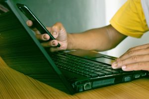 Jak używać WhatsAppa na komputerze? Instalacja aplikacji i wersja przeglądarkowa