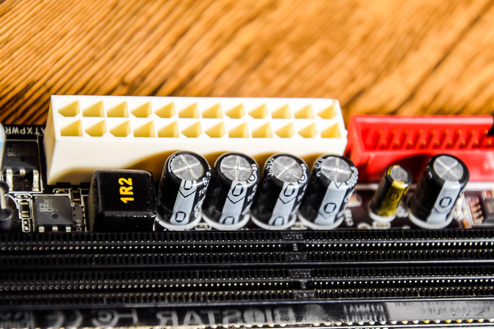 Płytka elektroniczna z elementami elektrycznymi Elektronika sprzętu komputerowego