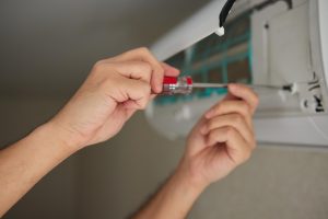 Jak podłączyć klimatyzator? Do prądu