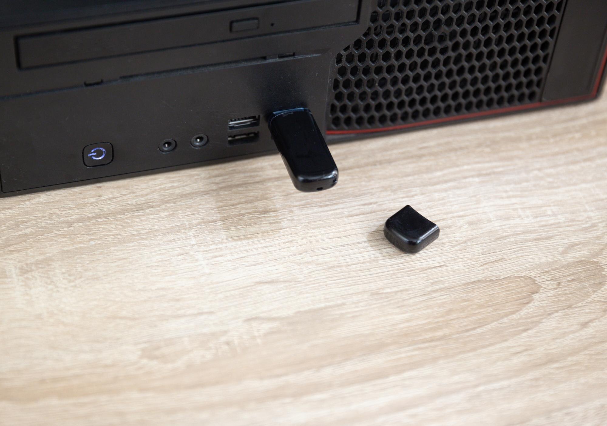 Napęd flash USB wstawiony do komputera na stole