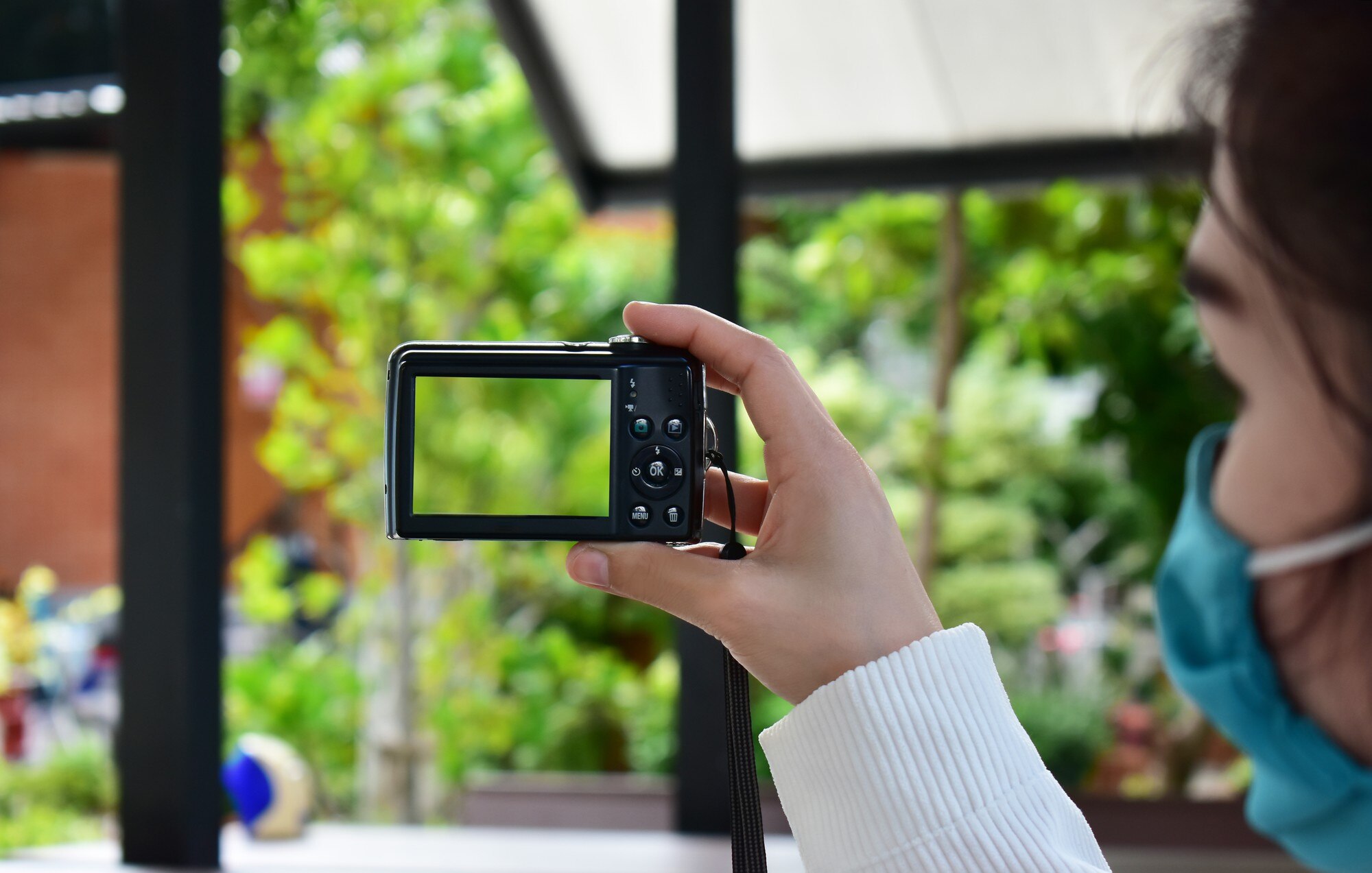 Kompaktowy aparat cyfrowy w dłoni